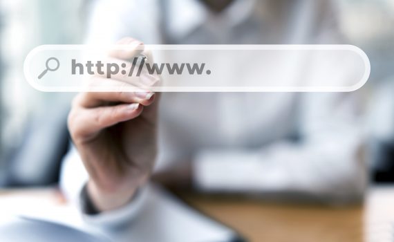 Mano accediendo a un hosting escribiendo la dirección